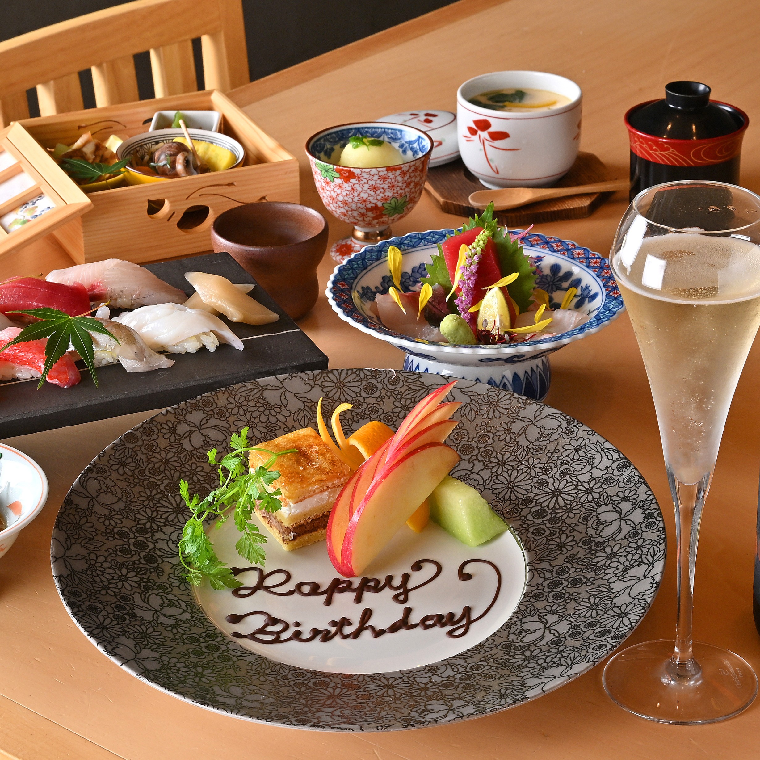 【夏休み(8月)限定】サービスドリンク付き・お造り3種、煮物、鮨、巻物など含む全8品 アニバーサリーコース【日・祝のみ】